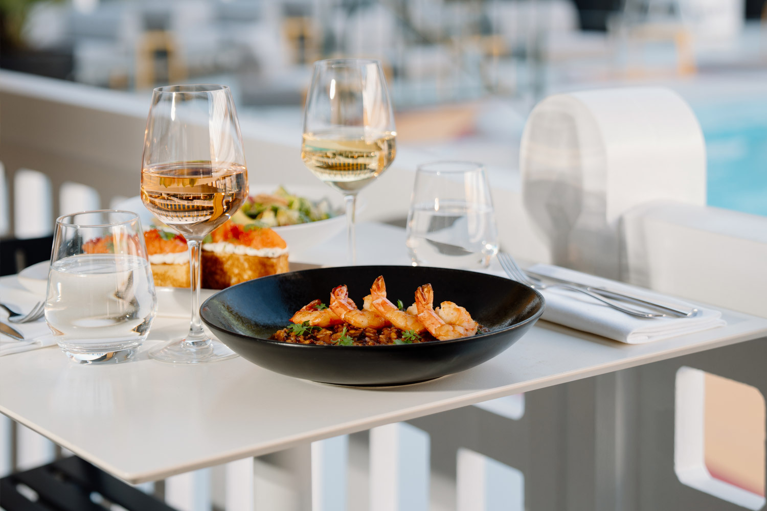 Restaurant Molitor - Une table face &agrave; la piscine ext&eacute;rieure