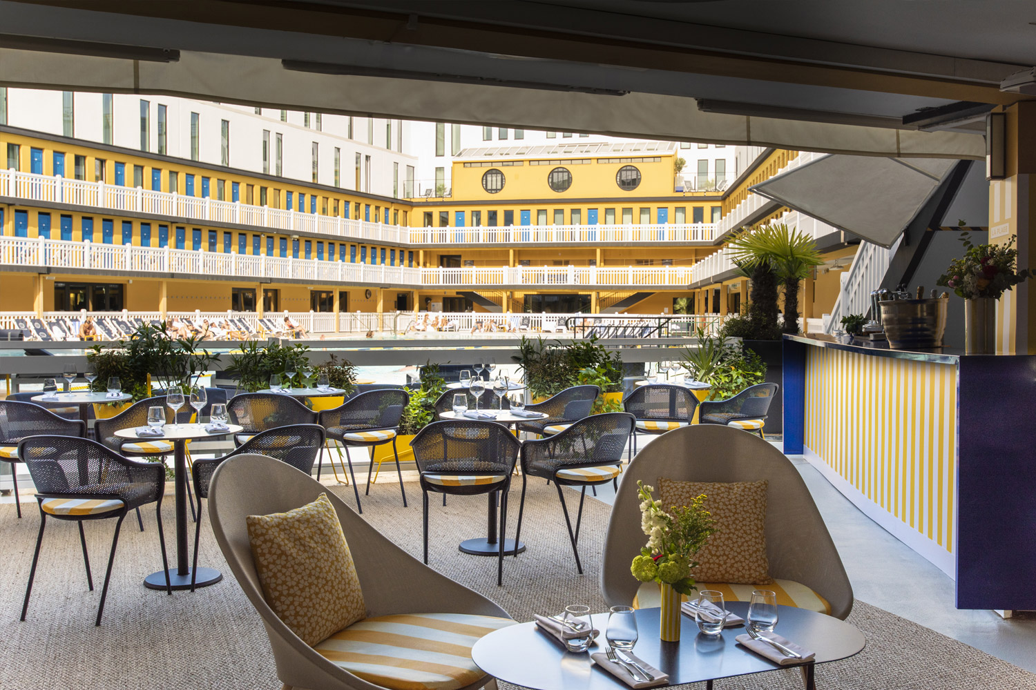 Le Bar Bikini face &agrave; la piscine ext&eacute;rieure de Molitor