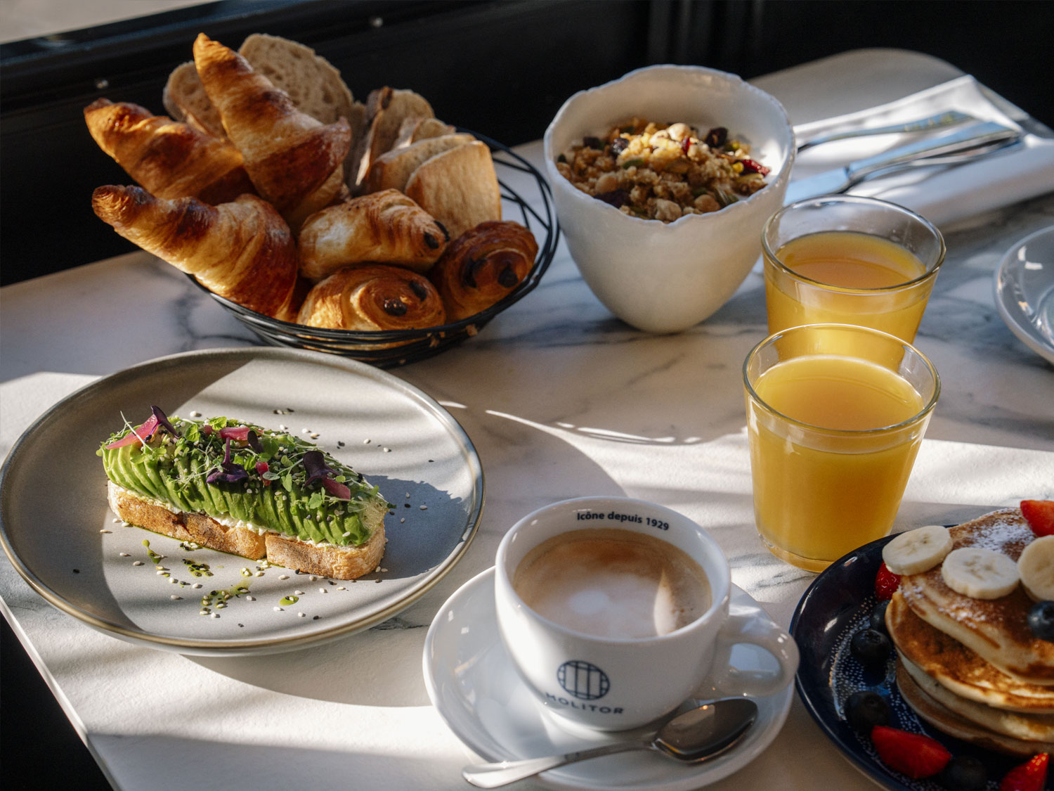 Breakfast experience overlooking the Molitor Pool